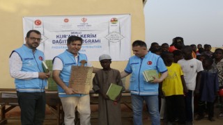 TDV ‘1 Kurban 1 Kuran projesiyle 21 ülkede 80 bin Kuran-ı Kerim hediye etti