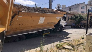 Tekirdağda asfalt yol çöktü: Kamyon yola saplandı