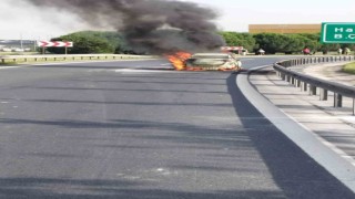 TEM Otoyolunda seyir halindeki otomobil alev alev yandı