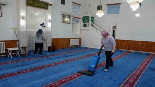 Tepebaşındaki camilerde Kurban Bayramı temizliği