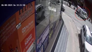 Ticari araç ile elektrikli scooterın çarpışma anı güvenlik kamerasında