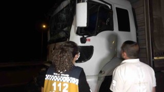 Tıra arkadan çarpan kamyonetin sürücüsü şoför kabininde sıkıştı