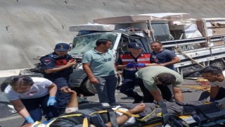 Tıra arkadan çarpan kamyonetin sürücüsü yaralandı