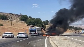 Tıra çarpan otomobil alev aldı: 1 yaralı