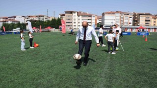 Topun başına geçti, çocuklarla çocuk oldu