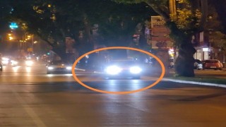 Trafiğin tıkandığını gördü, geri viteste tehlike saçarak ilerledi
