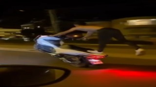 Trafikte motosiklet üzerinde akrobatik hareketler cezasız kalmadı