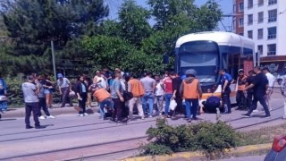 Tramvayın altına giren motosiklet sürücüsü güçlükle kurtarıldı