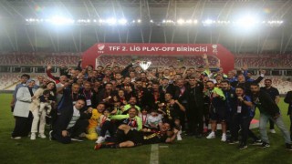 Trendyol 1. Lige yükselen Iğdır FK, kupasını kaldırdı