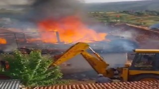 Tüp patladı, ev alevlere teslim oldu