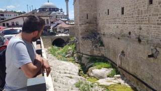 Turizm için açılan Akçasu Deresi yosunla kaplandı