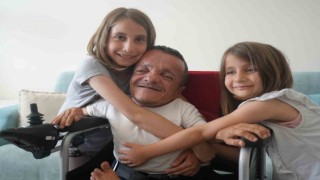 Türkiyenin en kısa boylu bestecisinin akülü sandalye mutluluğu