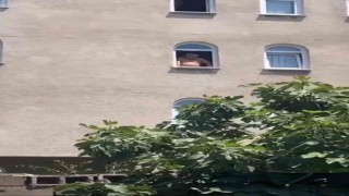 Ümraniyede yoldan geçenlere küfür eden yarı çıplak şahıs kamerada