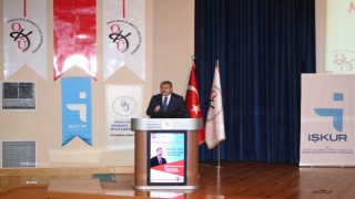 Üniversitedeki meslek tanıtım etkinliğinde Vali Erdinç Yılmaz deneyimlerini paylaştı