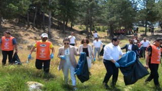 Uşakta Karaağaç Göledinde temizlik etkinliği yapıldı