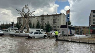 Uşakta yağmur ve dolu yolları göle çevirdi