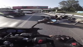 Üsküdarda akan trafikte karşıya geçmek istedi, motosiklet çarptı