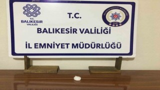 Uyuşturucu kuryesi 2 şahıs Gönende yakayı ele verdi