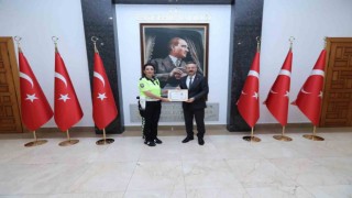 Vali Aksoy, yolculara emniyet kemeri uyarısı yapan polise başarı belgesi verdi