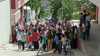 Vali Atay çocuklara bayram harçlığı dağıttı