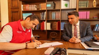 Vali Aygöl kurban bağışını Kızılaya yaptı