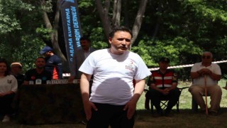 Vali Çiçek gençlerin kampına misafir oldu, şarkı söyleyerek oyun oynadı