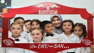 Vali miniklerin sevincine ortak oldu