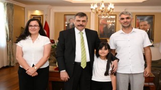 Vali olmak isteyen öğrenciyi makamında ağırladı