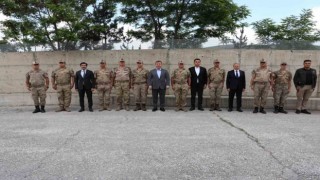 Validen görev başındaki personele bayram ziyareti