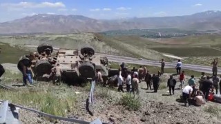 Vanda askeri araç devrildi: 3 asker yaralı