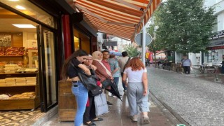 Vatandaşlar yağmurdan korunmak için dükkanlara sığındı