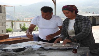 Vefakar çift, kavurucu sıcakta evlatlarını okutabilmek için tandır başında ter döküyor