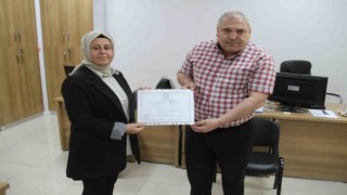 Vefat eden eşinin yerine muhtar seçildi, mazbatasını aldı
