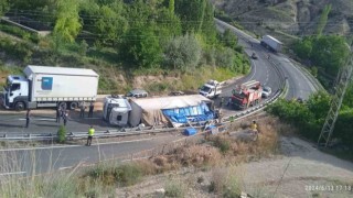 Virajı alamayan tır devrildi, sürücü ağır yaralandı