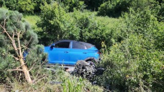 Yalovada karşı şeritten gelen 2 araca çarpan motosiklet sürücüsü yaralandı
