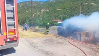 Yanan otlardan sıçrayan kıvılcımlar odunluğu küle çevirdi
