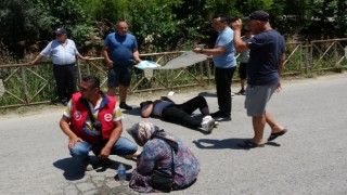 Yaralıları güneşten etkilenmemesi için otomobil güneşliği ile korumaya çalıştılar
