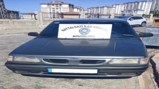 Yardım etmek istediği komşusu aracını gasp etti