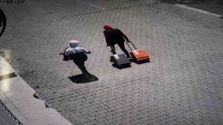 Yardım malzemelerini çalan hırsızlar önce kameraya, sonra polise yakalandı
