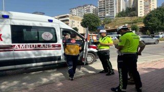 Yayaya yol vermek için duran araca arkasındaki araç çarptı, 1 yaralı