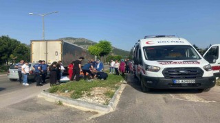 Yayaya yol vermek için yavaşlayan tıra peşinden gelen otomobil çarptı: 1 yaralı