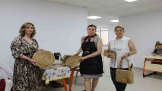 Yaz aylarında Asi Nehrini kaplayan su sümbülleri kadınların elinde sanat eserine dönüşüyor