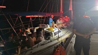 Yelkenli teknede 13 düzensiz göçmen yakalandı