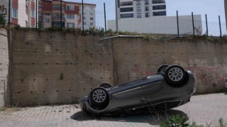Yeni aldığı arabasıyla sitenin bahçesine uçtu