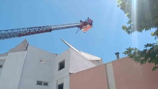 Yıkılma tehlikesi bulunan duvar itfaiye tarafından yıkıldı