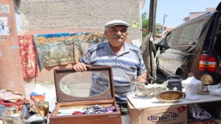 Yılların tarihini çarşı pazar dolaşarak satıyor