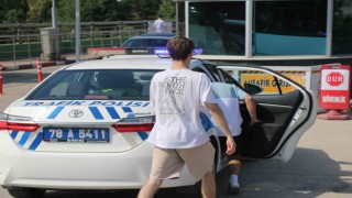 YKS için 800 kilometre yol geldiler, yanlış okula gelen 2 öğrencinin yardımına polis yetişti