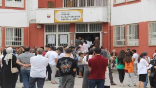 YKSye geç kalan öğrenci ile annesi hüngür hüngür ağladı