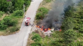 Yol kenarına bırakılan atıklar yangına sebep oldu