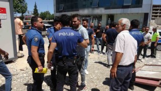 Yol verme kavgasını ayırmaya çalışan polis yaralandı